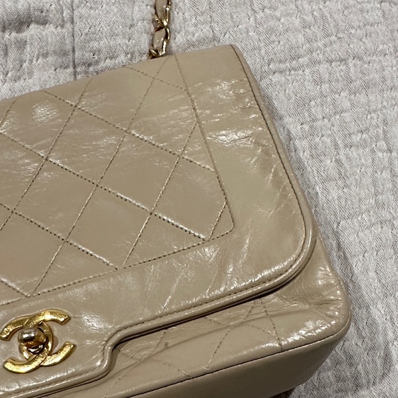 CHANEL Beige Quilted Shoulder Bag with Gold Chain - Picture 5 of 16